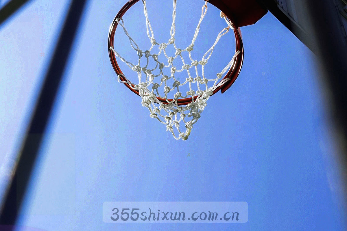 暗调视讯厅内终端设备与灯光在桌面上的倒影，画面中没有人物与文字